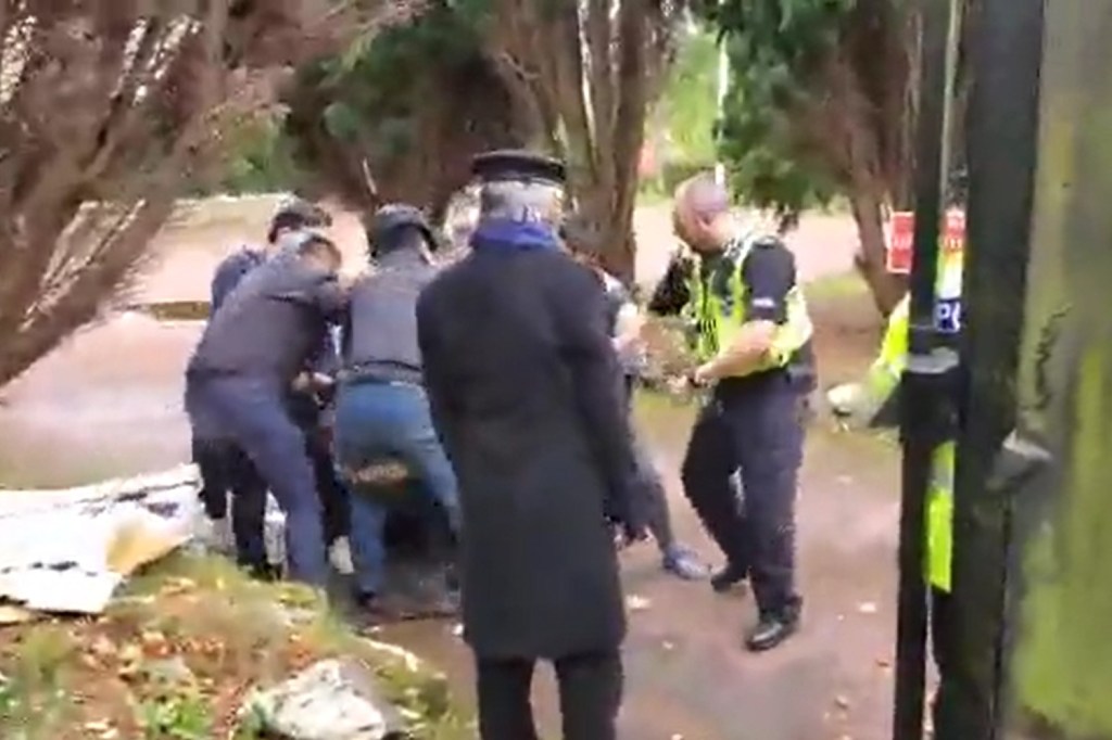 Imagem de vídeo gravado pela BBC mostra grupo de supostos funcionários do consulado chinês em Manchester agredindo manifestante anti-Xi Jinping - 16/10/2022
