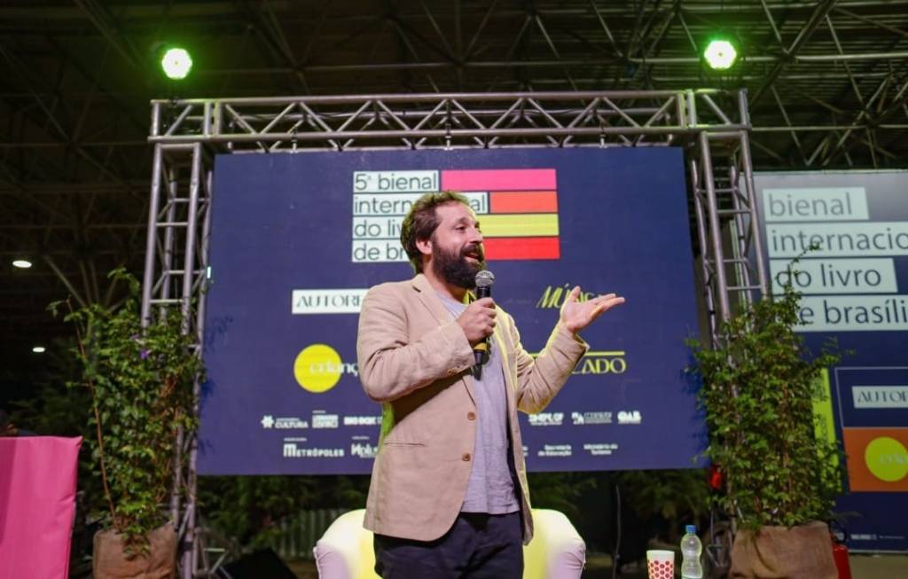 “Indecisos não estão na internet”, diz Gregorio Duvivier em Brasília
