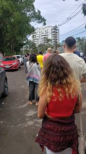 No meio da tarde a espera continuava longa: fila chegava ao lado de fora do Colégio Palas, na Barra da Tijuca