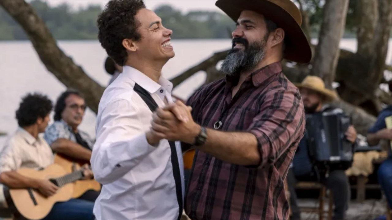 Zaquieu (Silvero Pereira) e Alcides (Juliano Cazarré) dançam no último capítulo de 'Pantanal'