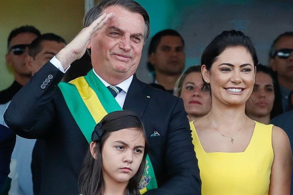 Michelle Bolsonaro chora ao falar de ataque à filha 