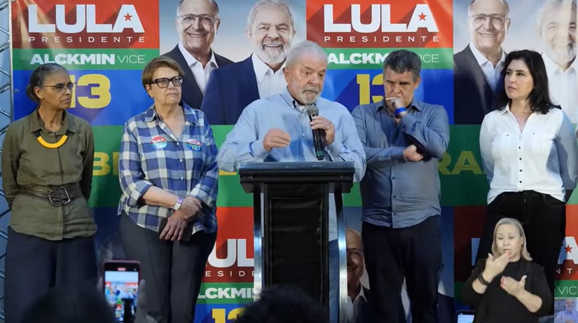 O ex-presidente Lula (PT) em Juiz de Fora (MG) nesta sexta-feira, 21, ao lado de Marina Silva (Rede) e Simone Tebet (MDB)