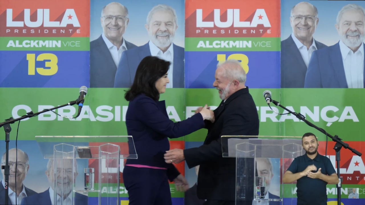 A senadora Simone Tebet cumprimenta o ex-presidente Luiz Inácio Lula da Silva