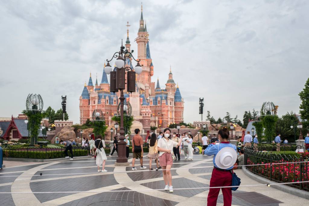 Turistas ficam presos na Disney de Xangai após lockdown contra Covid