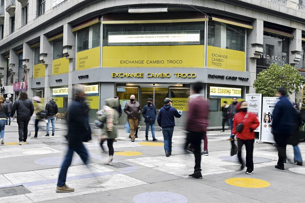 POUCO MOVIMENTO - Casa de câmbio em Buenos Aires: na confusão de taxas, o mercado negro prospera -