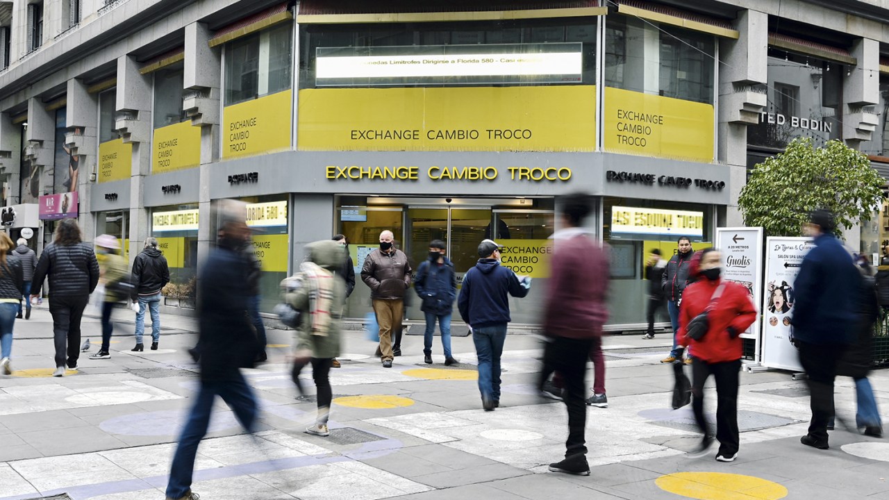 POUCO MOVIMENTO - Casa de câmbio em Buenos Aires: na confusão de taxas, o mercado negro prospera -