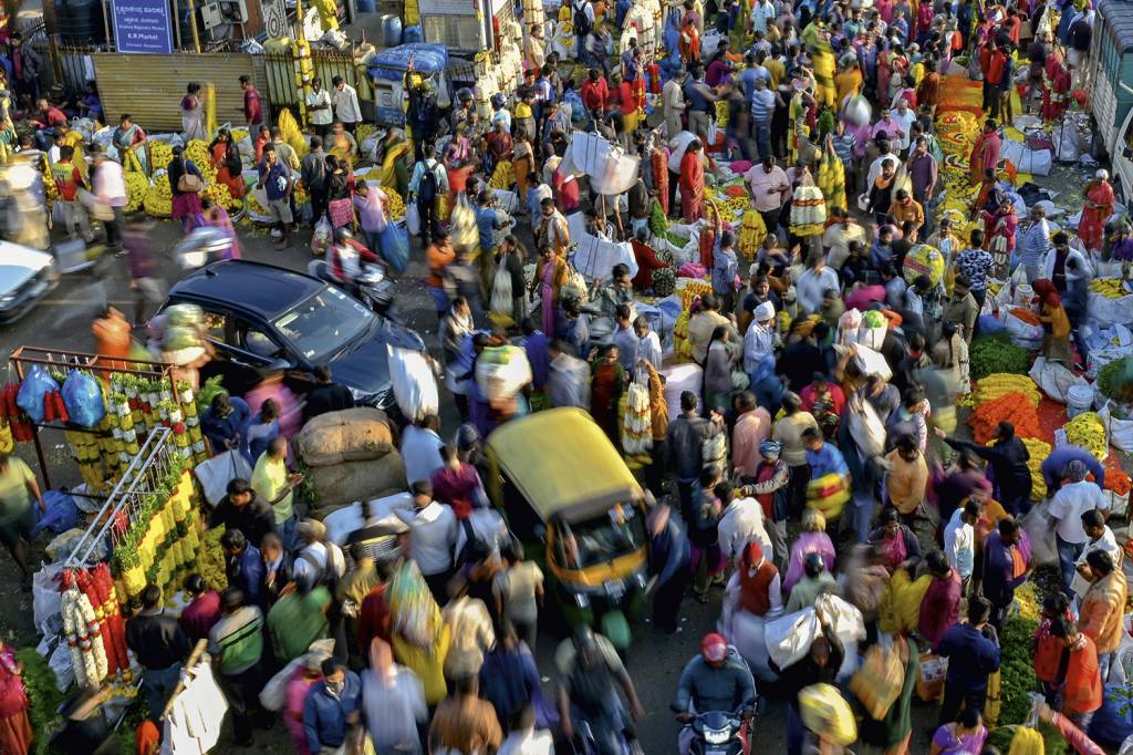EM ALTA - Mercado de rua em Bangalore, na Índia: em 2023, o país será o mais populoso, passando a China -