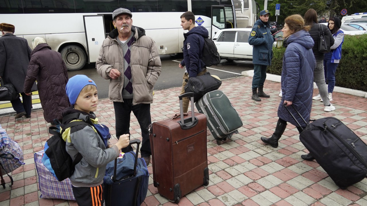 Civilians evacuated from the city of Kherson, which Moscow claims to have annexed, gather at the railway station of the Crimean town of Dzhankoi for futher evacuation into the depths of Russia on October 26, 2022, days after Kherson pro-Russian authorities urged residents of the region's eponymous main city to leave "immediately" in the face of Kyiv's advancing counter-offensive. (Photo by STRINGER / AFP)
