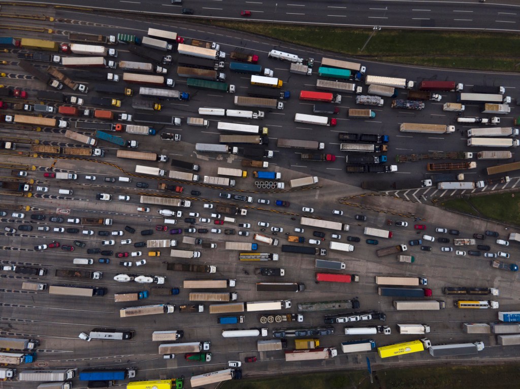 Vista aérea da Rodovia Castello Branco bloqueada por caminhoneiros bolsonaristas