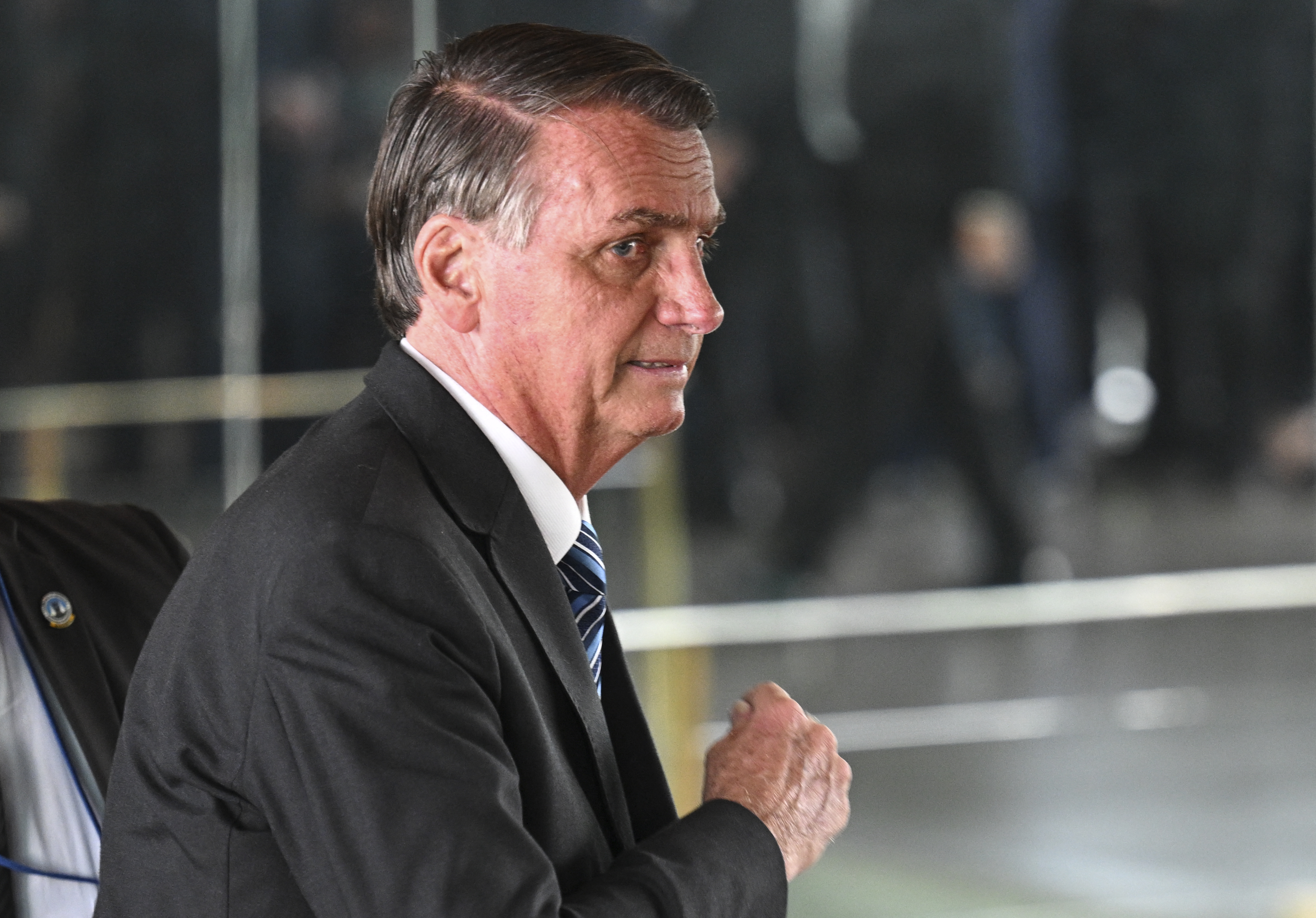 Brazilian President Jair Bolsonaro leaves after making a statement for the first time since Sunday's presidential run-off election, at Alvorada Palace in Brasilia, on November 1, 2022. - Brazil's Bolsonaro sais will 'comply' with constitution after poll loss. (Photo by EVARISTO SA / AFP)