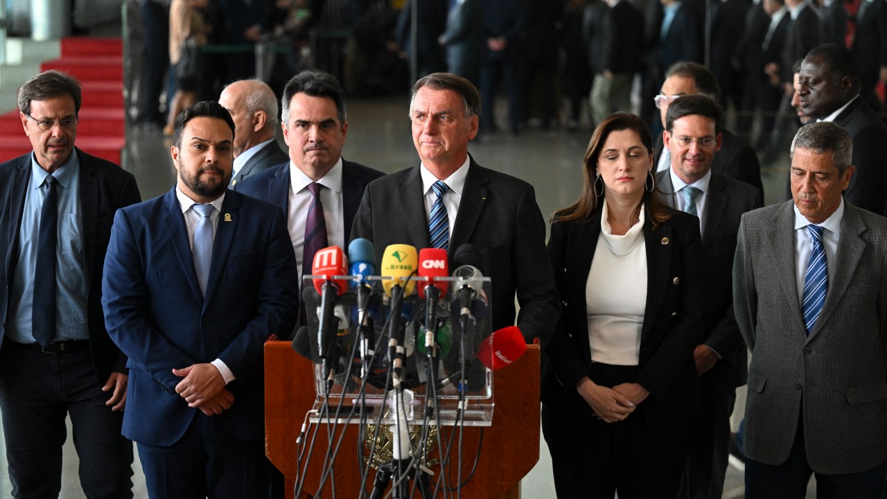 Brazilian President Jair Bolsonaro (C) makes a statement for the first time since Sunday's presidential run-off election, at Alvorada Palace in Brasilia, on November 1, 2022. - Brazil's Bolsonaro sais will 'comply' with constitution after poll loss. (Photo by EVARISTO SA / AFP)