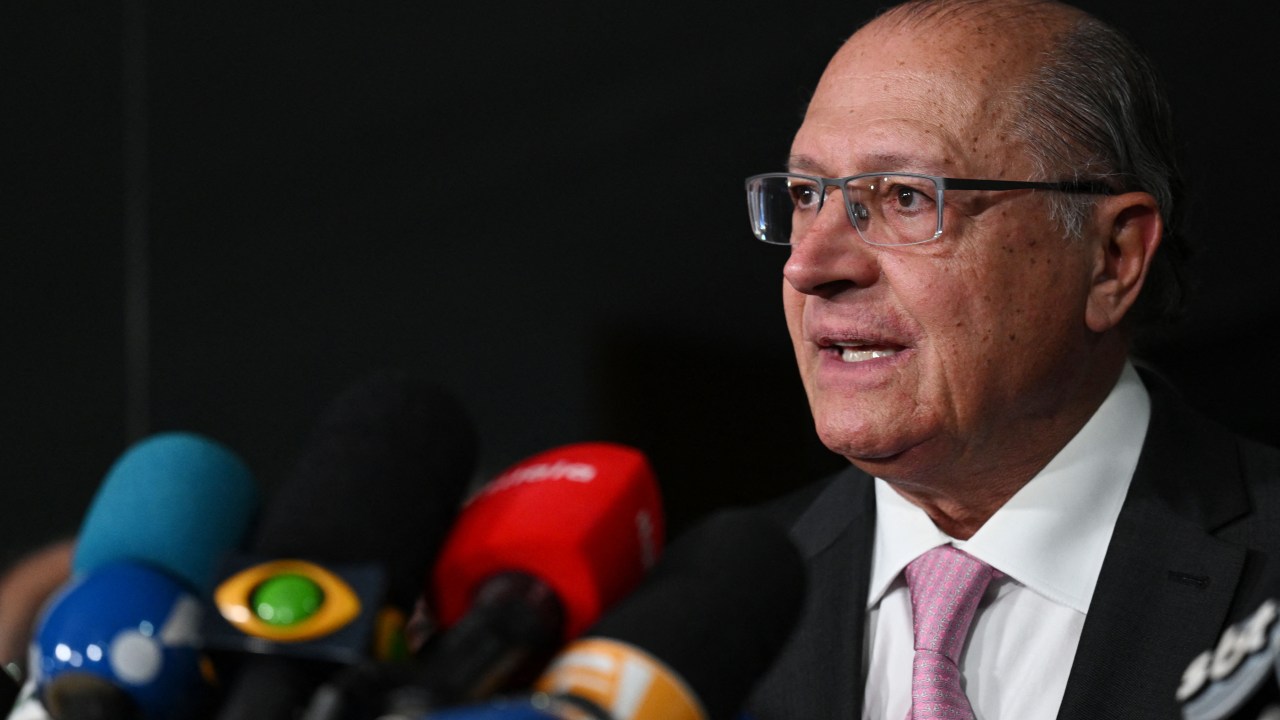 Brazilian Vice President-elect Geraldo Alckmin speaks to the press after a meeting at the National Congress to discuss changes to the 2023 budget in Brasilia, on November 3, 2022. (Photo by EVARISTO SA / AFP)