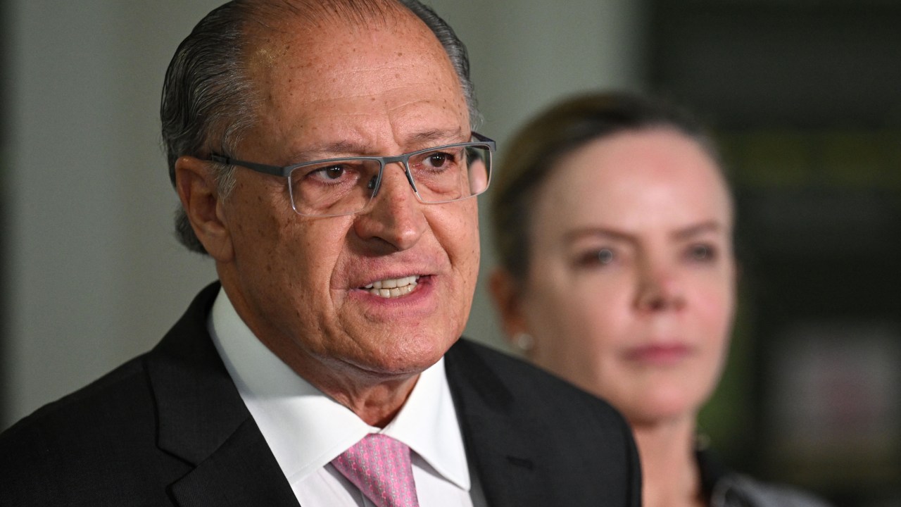 Brazilian Vice President-elect Geraldo Alckmin speaks to the press after a meeting with President's Bolsonaro Chief of Staff Ciro Nogueira to discuss the rules of the transition government at the Planalto Palace in Brasilia, on November 3, 2022. (Photo by EVARISTO SA / AFP)