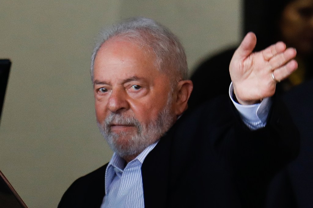 Presidente eleito Luiz Inácio Lula da Silva acenando
