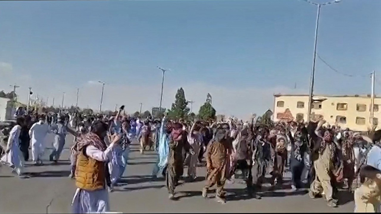 This image grab from a UGC video posted on November 11, 2022, shows protesters holding signs and chanting slogans during a march in Khash, in Iran's southeastern province of Sistan-Baluchistan. (Photo by UGC / AFP) / Israel OUT / XGTY/RESTRICTED TO EDITORIAL USE - MANDATORY CREDIT AFP - SOURCE: ANONYMOUS - NO MARKETING - NO ADVERTISING CAMPAIGNS - NO INTERNET - DISTRIBUTED AS A SERVICE TO CLIENTS - NO RESALE - NO ARCHIVE -NO ACCESS ISRAEL MEDIA/PERSIAN LANGUAGE TV STATIONS OUTSIDE IRAN/ STRICTLY NO ACCESS BBC PERSIAN/ VOA PERSIAN/ MANOTO-1 TV/ IRAN INTERNATIONAL/RADIO FARDA - AFP IS NOT RESPONSIBLE FOR ANY DIGITAL ALTERATIONS TO THE PICTURE'S EDITORIAL CONTENT /