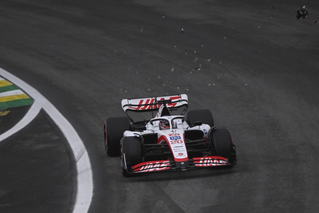 Haas F1 Team's Danish driver Kevin Magnussen hits a bird while racing during the qualifying session for the Formula One Brazil Grand Prix at the Autódromo José Carlos Pace racetrack, also known as Interlagos, in Sao Paulo, Brazil, on November 11, 2022. (Photo by MAURO PIMENTEL / AFP)