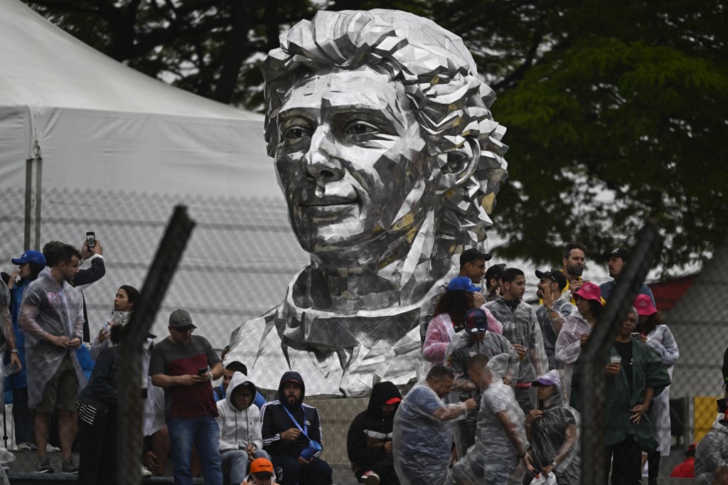 Escultura de Ayrton Senna se torna ponto de selfie em Interlagos