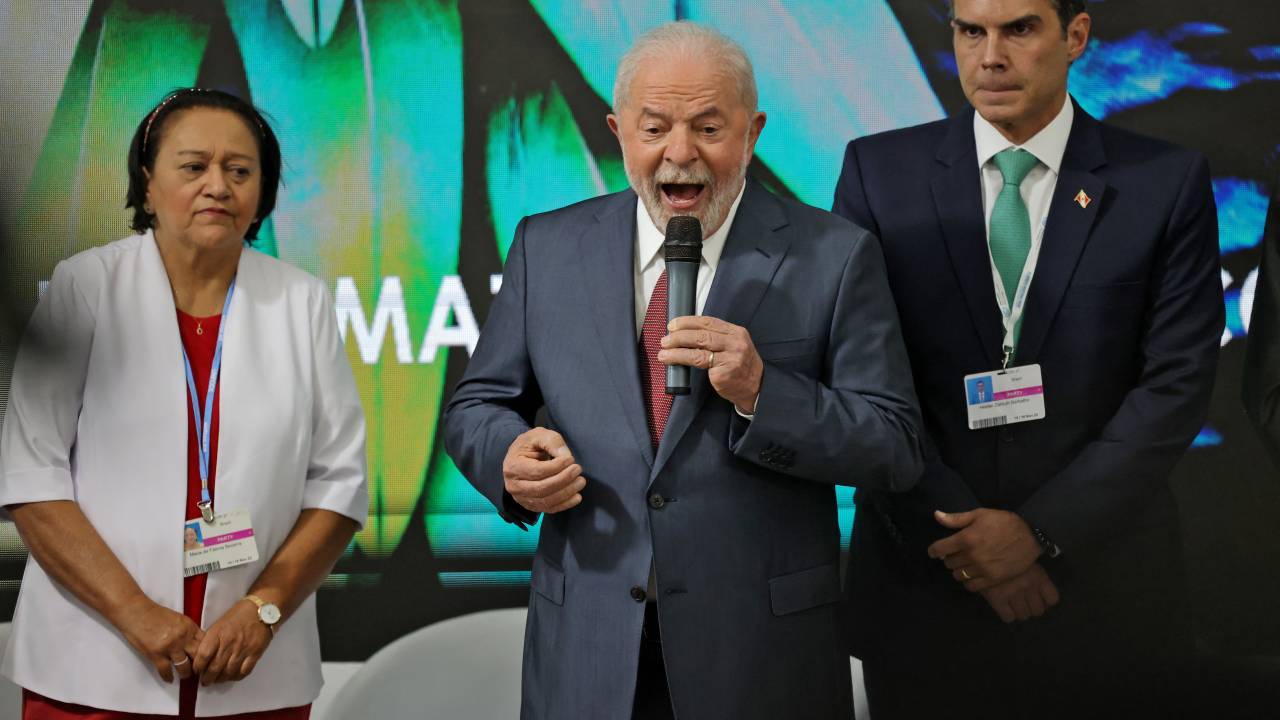 Brazilian president-elect Luiz Inacio Lula da Silva delivers a speech as he stands between Brazilian politicians Fatima Bezerra (L) and Helder Zahluth Barbalho during a discussion about the Amazon Forest at the COP27 climate conference in Egypt's Red Sea resort city of Sharm el-Sheikh on November 16, 2022. (Photo by JOSEPH EID / AFP)