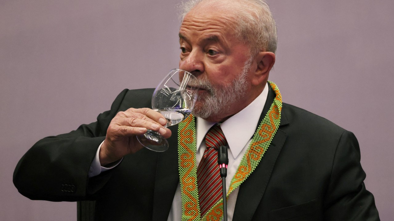 Brazilian president-elect Luiz Inacio Lula da Silva drinks during an event with representatives of Brazil's indigenous people at the COP27 climate conference in Egypt's Red Sea resort city of Sharm el-Sheikh, on November 17, 2022. (Photo by AHMAD GHARABLI / AFP)