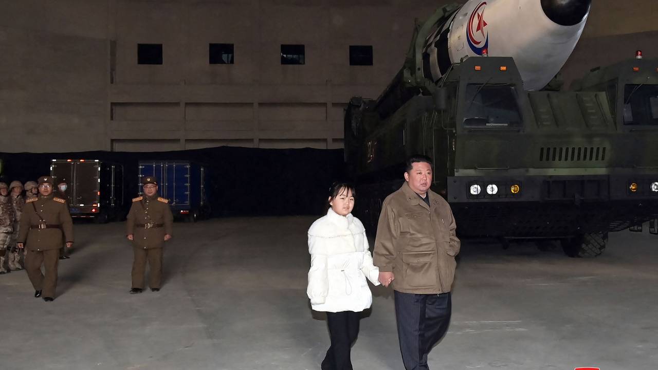 Esta foto tirada em 18 de novembro de 2022 e divulgada pela Agência Central de Notícias da Coreia do Norte (KCNA) em 19 de novembro de 2022 mostra o líder da Coreia do Norte, Kim Jong Un (R), caminhando com sua filha enquanto inspeciona um novo míssil balístico intercontinental (ICBM ) "Hwasong Gun 17", antes de seu lançamento no Aeroporto Internacional de Pyongyang. - O líder norte-coreano Kim Jong Un disse que responderia às ameaças dos EUA com armas nucleares, disse a mídia estatal em 19 de novembro, depois que Kim supervisionou pessoalmente o último lançamento de um míssil balístico intercontinental de Pyongyang
