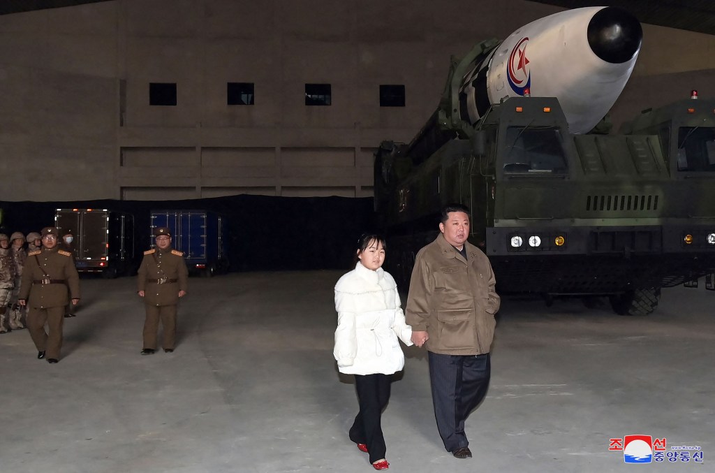Esta foto tirada em 18 de novembro de 2022 e divulgada pela Agência Central de Notícias da Coreia do Norte (KCNA) em 19 de novembro de 2022 mostra o líder da Coreia do Norte, Kim Jong Un (R), caminhando com sua filha enquanto inspeciona um novo míssil balístico intercontinental (ICBM ) "Hwasong Gun 17", antes de seu lançamento no Aeroporto Internacional de Pyongyang. - O líder norte-coreano Kim Jong Un disse que responderia às ameaças dos EUA com armas nucleares, disse a mídia estatal em 19 de novembro, depois que Kim supervisionou pessoalmente o último lançamento de um míssil balístico intercontinental de Pyongyang