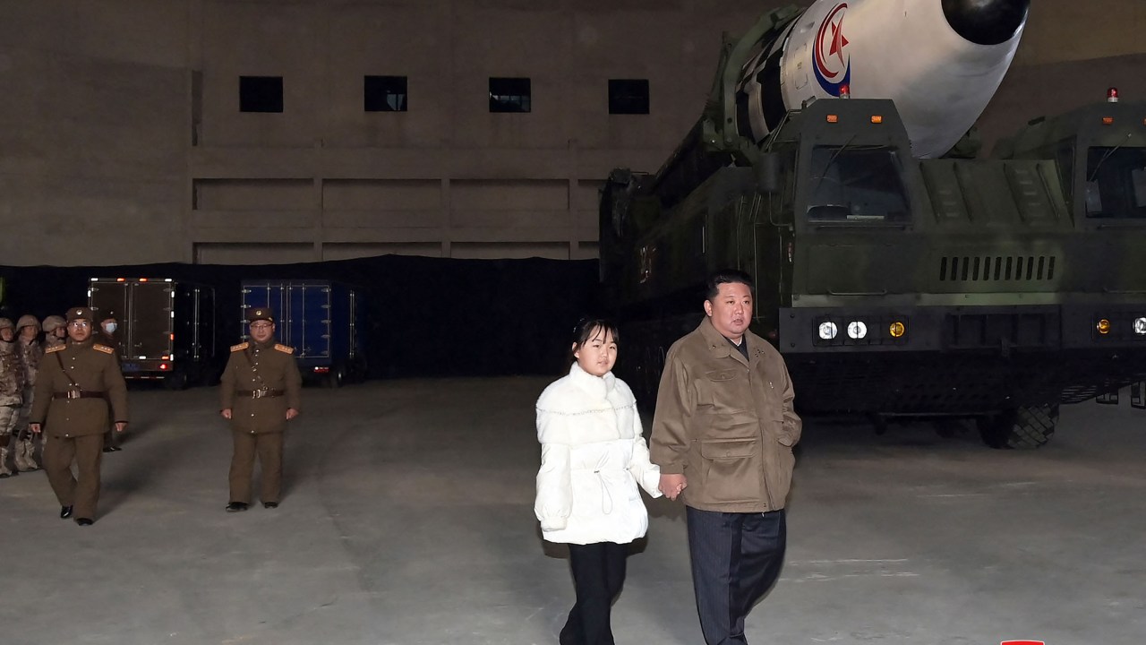 Esta foto tirada em 18 de novembro de 2022 e divulgada pela Agência Central de Notícias da Coreia do Norte (KCNA) em 19 de novembro de 2022 mostra o líder da Coreia do Norte, Kim Jong Un (R), caminhando com sua filha enquanto inspeciona um novo míssil balístico intercontinental (ICBM ) "Hwasong Gun 17", antes de seu lançamento no Aeroporto Internacional de Pyongyang. - O líder norte-coreano Kim Jong Un disse que responderia às ameaças dos EUA com armas nucleares, disse a mídia estatal em 19 de novembro, depois que Kim supervisionou pessoalmente o último lançamento de um míssil balístico intercontinental de Pyongyang
