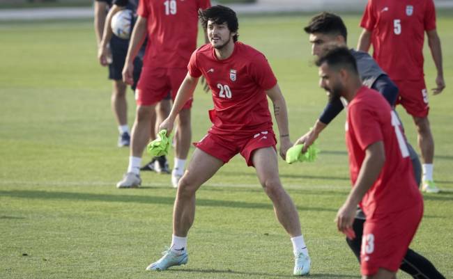 Iran's forward Sardar Azmoun (C) attends a training session at the Al-Rayyan training facility in Doha on November 20, 2022, on the eve of the Qatar 2022 World Cup football match between England and Iran. (Photo by FADEL SENNA / AFP)