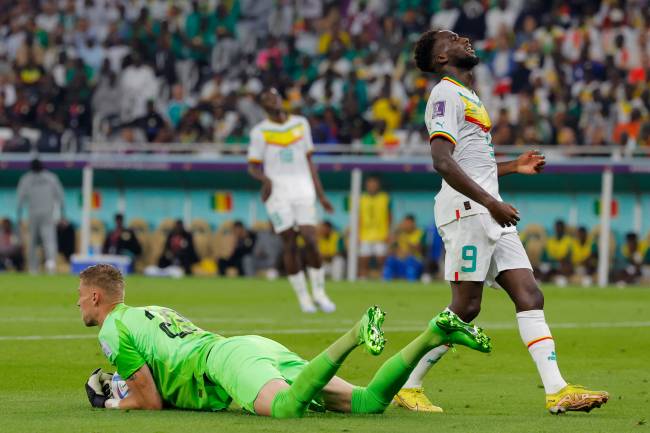 Goleiro holandês em uma de suas defesas na partida -