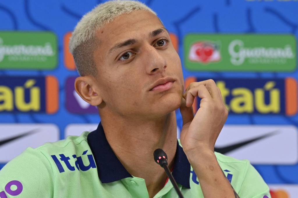 Brazil's forward Richarlison gestures during a press conference at the Al Arabi SC in Doha on November 21, 2022, during of the Qatar 2022 World Cup football tournament. (Photo by NELSON ALMEIDA / AFP)