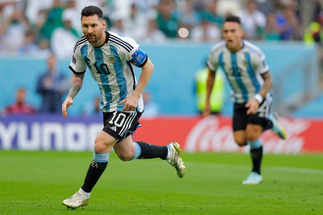 De pênalti, Messi abriu o placar para os argentinos na Copa -