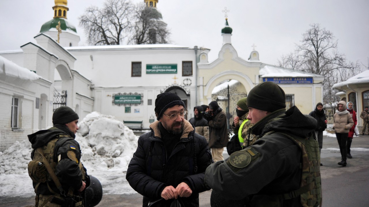 Um militar do Serviço de Segurança da Ucrânia (SBU) verifica a bolsa de um visitante do mosteiro Kyiv Pechersk Lavra em Kyiv em 22 de novembro de 2022, em meio à invasão russa da Ucrânia. - O serviço de segurança da Ucrânia em 22 de novembro disse que realizou um ataque a um histórico mosteiro ortodoxo na capital Kyiv devido a suspeitas de "atividades" de agentes russos.Localizado ao sul do centro da cidade de Kyiv, o Kyiv Pechersk Lavra do século 11 é um Patrimônio Mundial da UNESCO e sede de um ramo da Igreja Ortodoxa da Ucrânia que anteriormente estava sob a jurisdição de Moscou