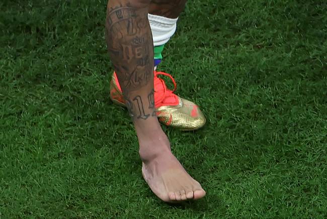 Tornozelo direito inchado de Neymar -