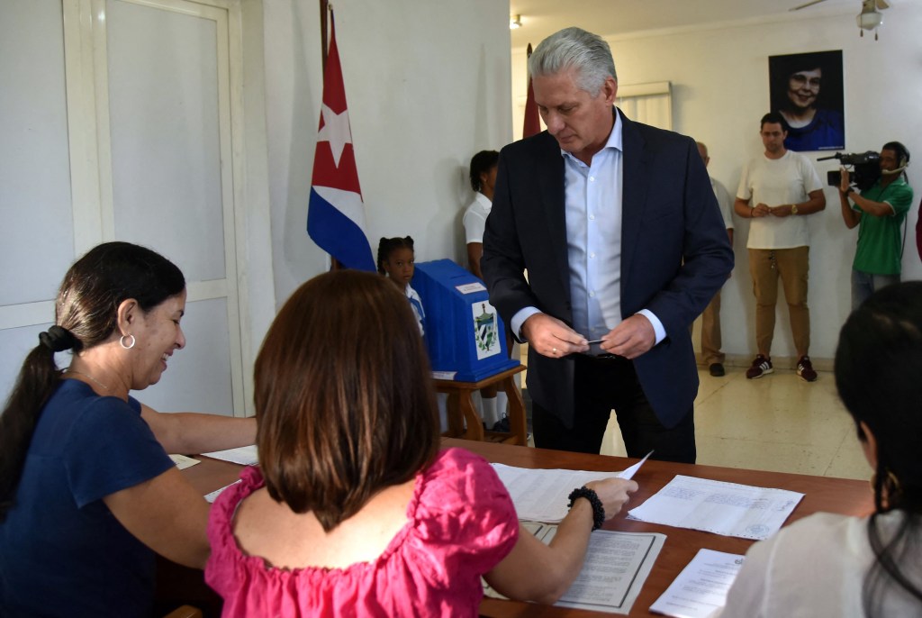 O presidente cubano, Miguel Diaz-Canel, vota durante o primeiro turno das eleições municipais para vereadores em Havana. 27/11/2022