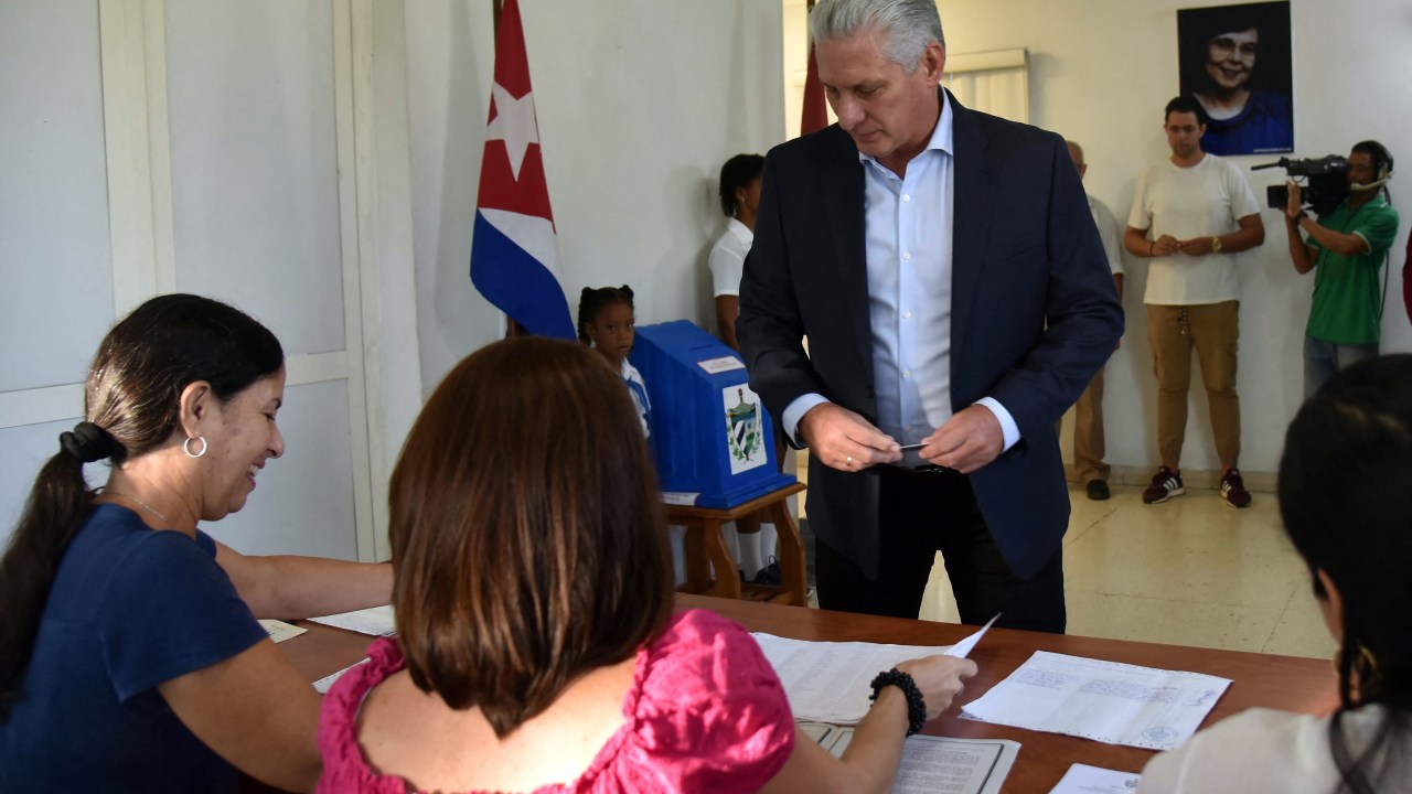 O presidente cubano, Miguel Diaz-Canel, vota durante o primeiro turno das eleições municipais para vereadores em Havana. 27/11/2022