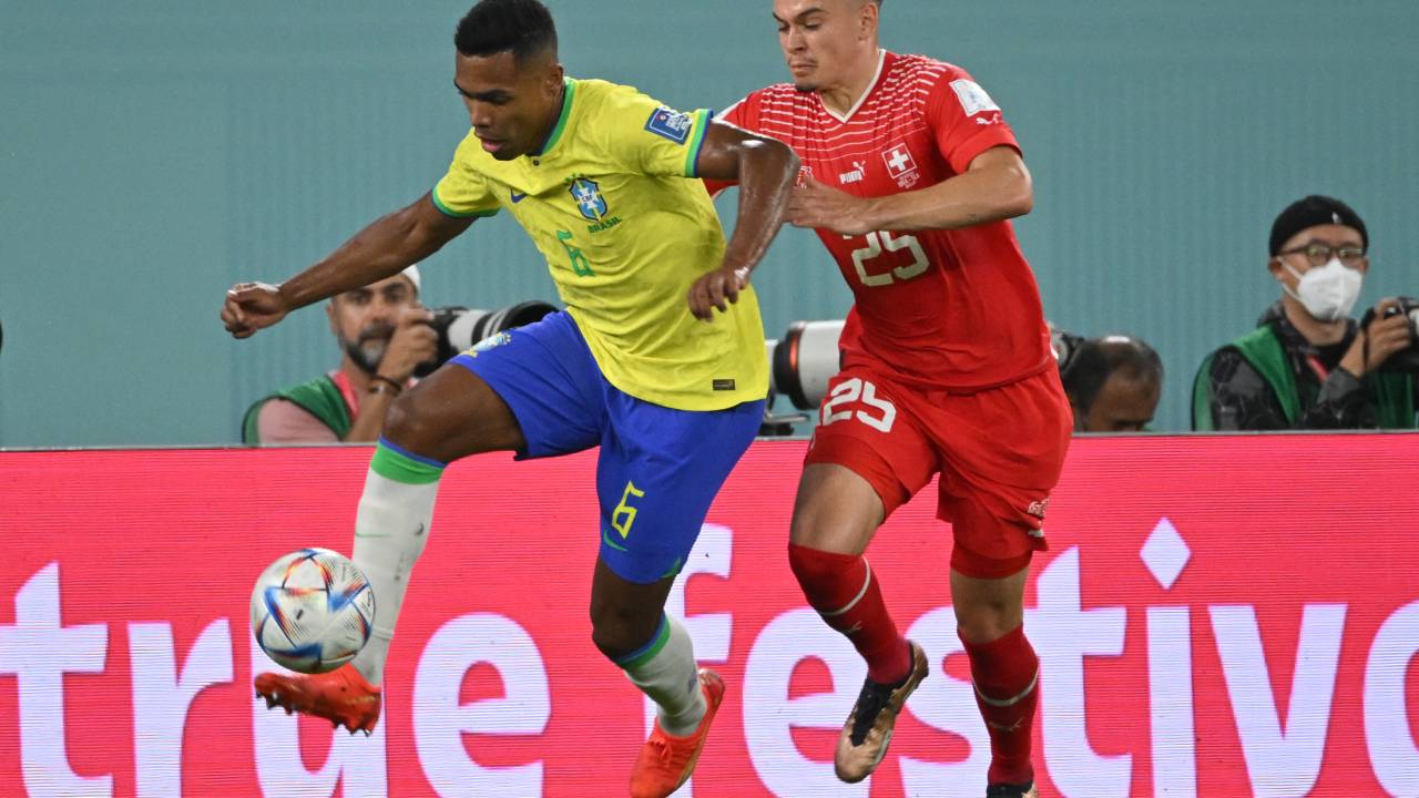 Alex Sandro sofreu uma lesão no quadril -