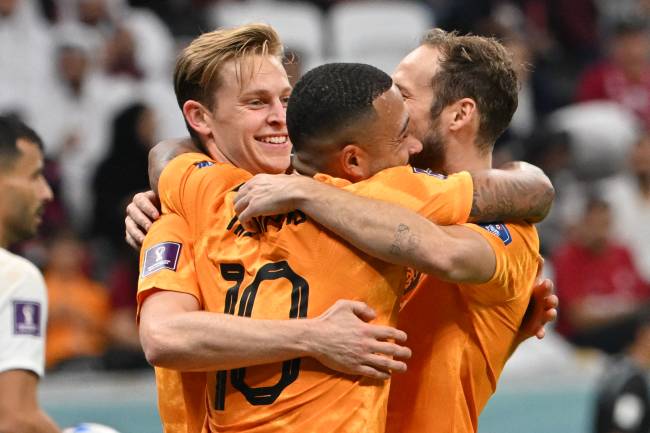 De Jong comemora o segundo gol holandês -