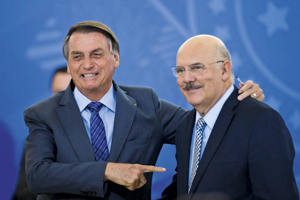 REPROVADOS - Bolsonaro e Milton Ribeiro: a gestão do ex-ministro foi marcada por denúncias de uso irregular de verbas -