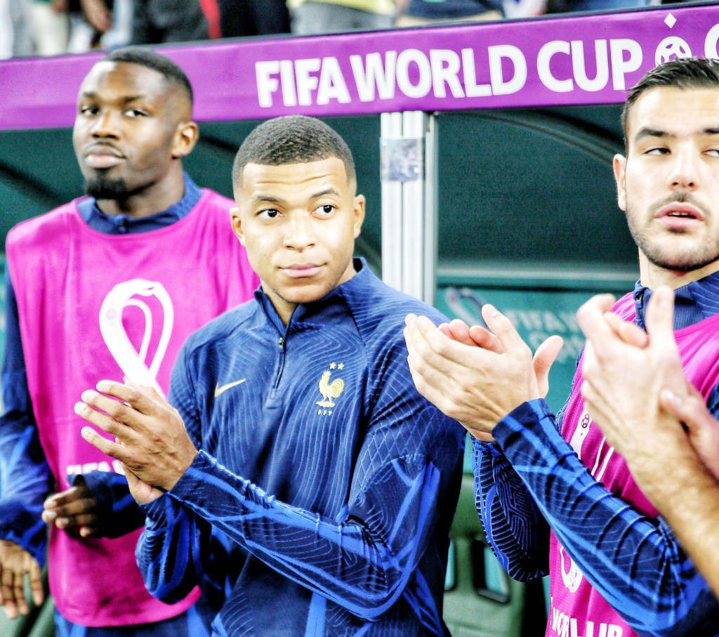 Mbappé no bance de reservas na partida entre França e Tunísia -