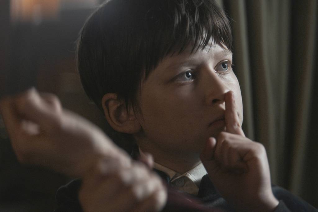 1899_FirstLook_005.jpg MEDOS - Sobrevivente: menino é visto como causa dos males ao redor -