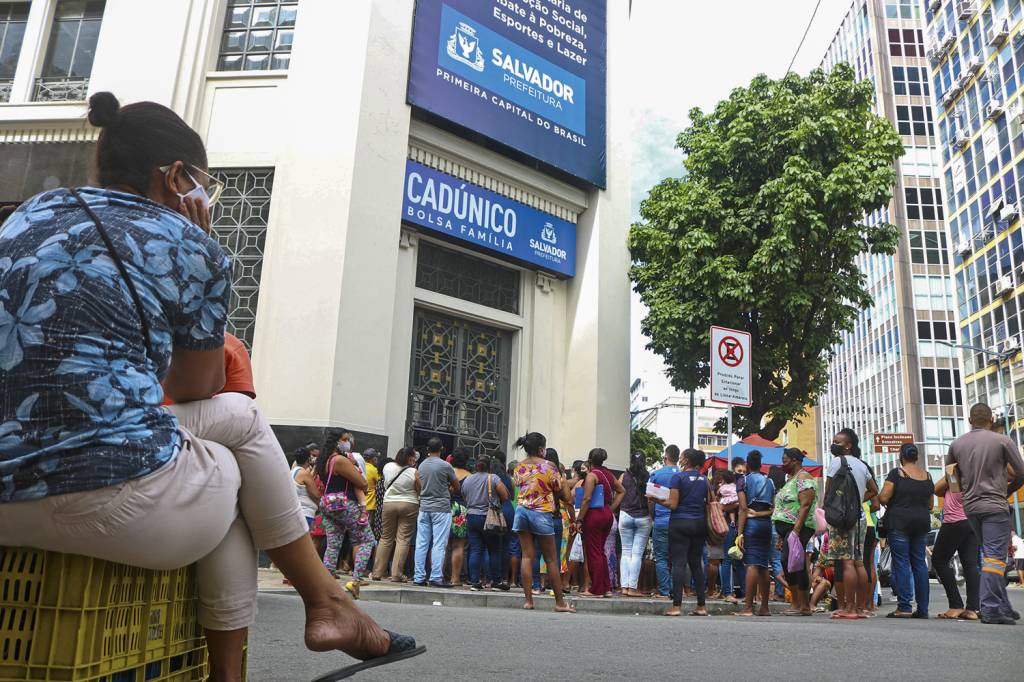 2142589_fotoarena.jpg PRIORIDADE NÚMERO 1 - Fila para o pagamento de benefícios: o desafio de manter o auxílio em 600 reais -