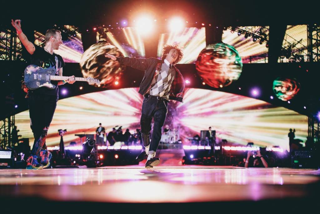 Jin, do grupo BTS, no show do Coldplay na Argentina