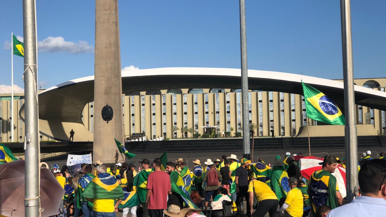 GOLPE - Manifestantes protestam em frente ao QG do Exército em Brasília e pedem intervenção militar