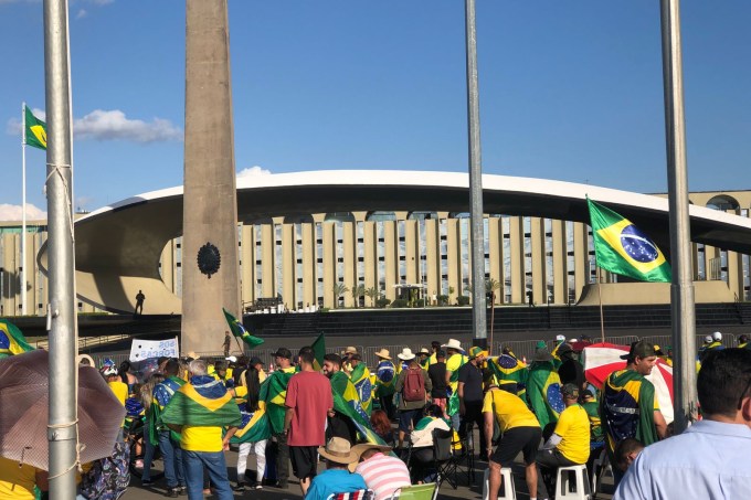 GOLPE – Manifestantes protestam em frente ao QG do Exército em Brasília e pedem intervenção militar