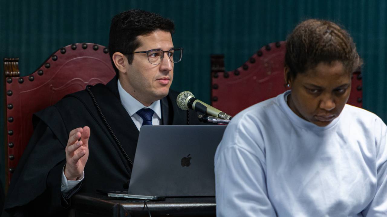 O advogado Rodrigo Faucz e Marzy Teixeira, filha de Flordelis, acusada de ser responsável por envenenar o pastor Anderson do Carmo.
