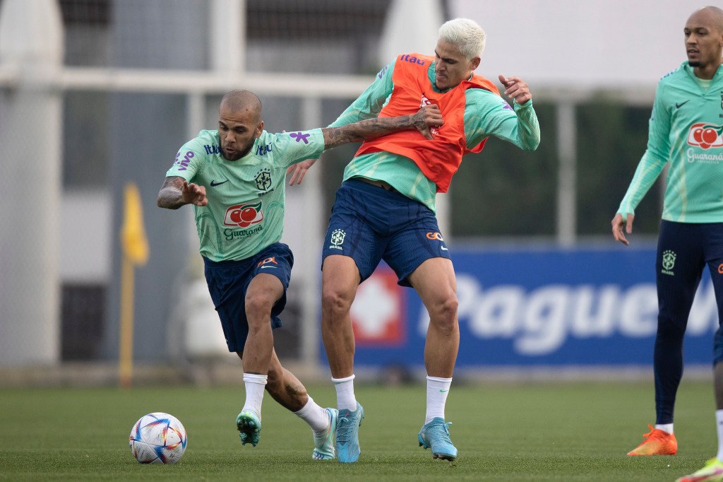 Daniel Alves e Pedro no treino: à espera de uma chance
