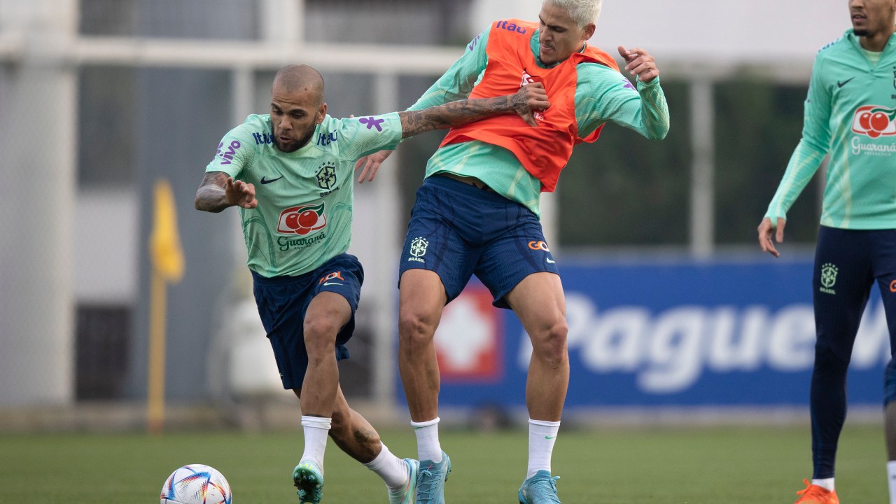 Daniel Alves e Pedro no treino: à espera de uma chance