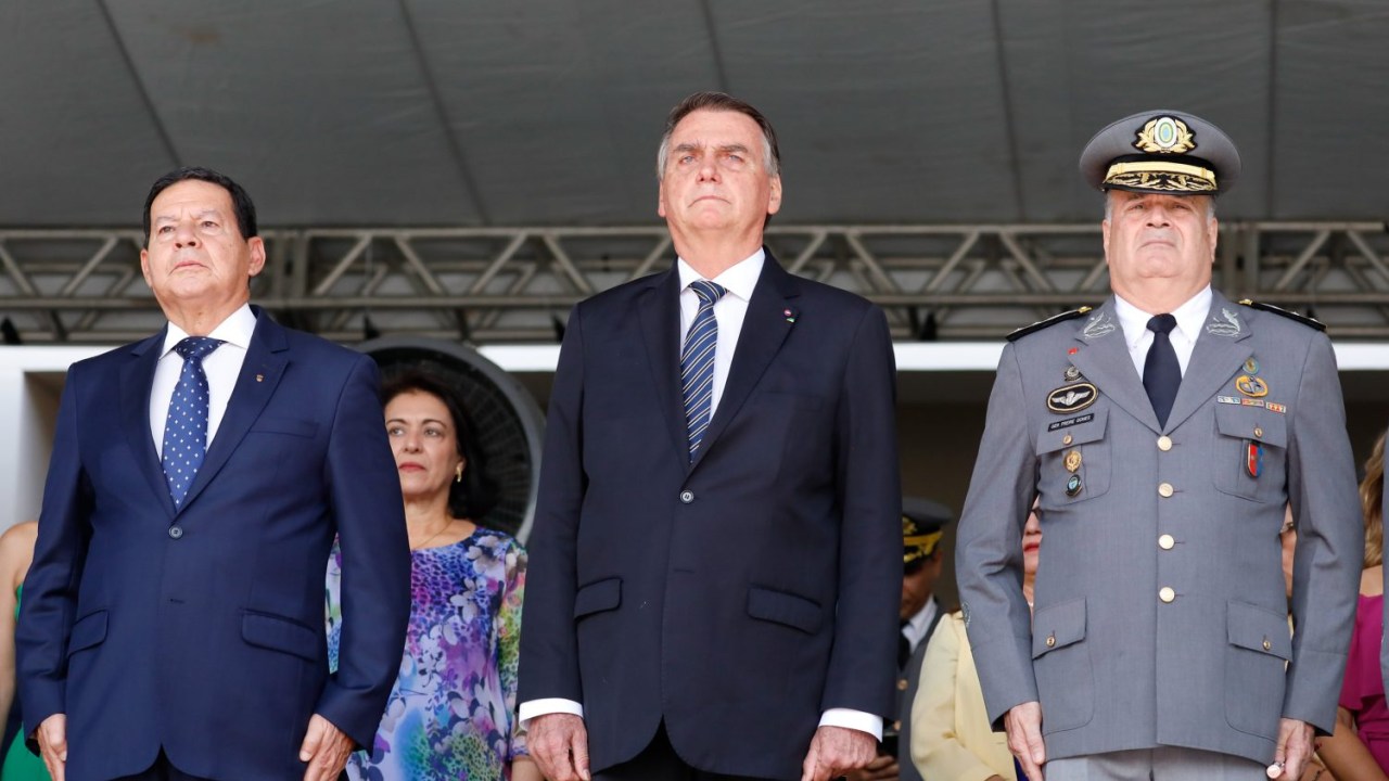O presidente Jair Bolsonaro participa de cerimônia da Aman, entre o vice-presidente Hamilton Mourão e o comandante do Exército, general Marco Antônio Freire Gomes