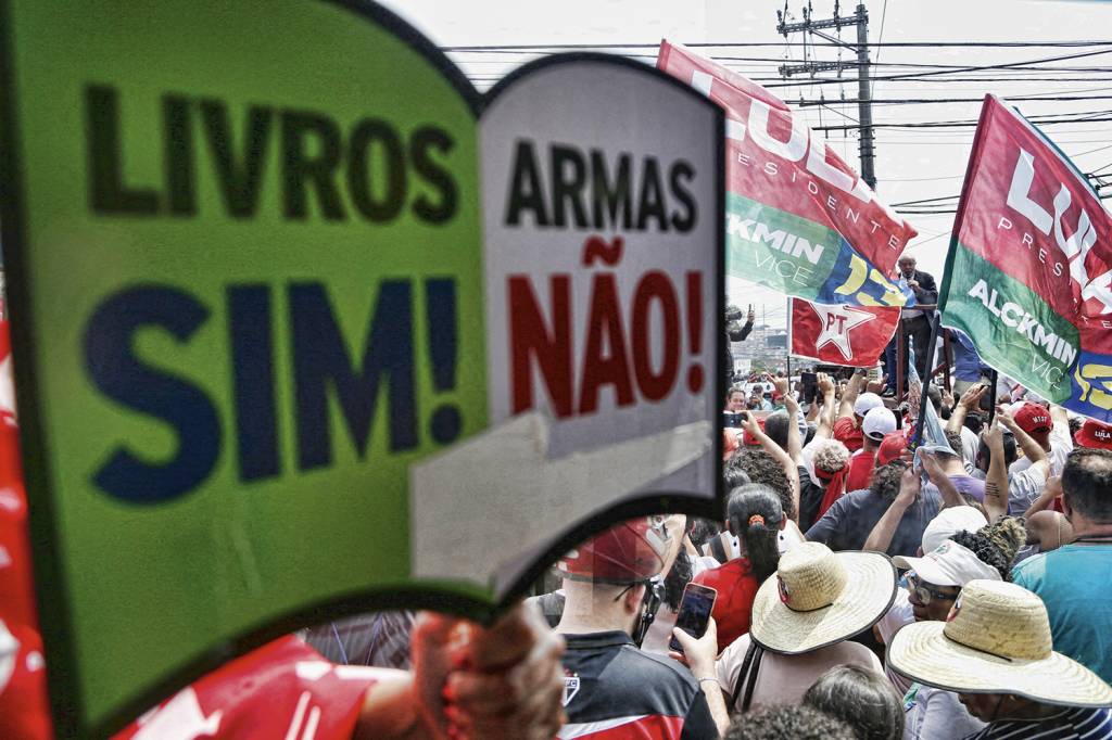 BANDEIRA - Cartaz em comício de Lula na campanha: revogação de determinações pró-armas entre as primeiras ações -