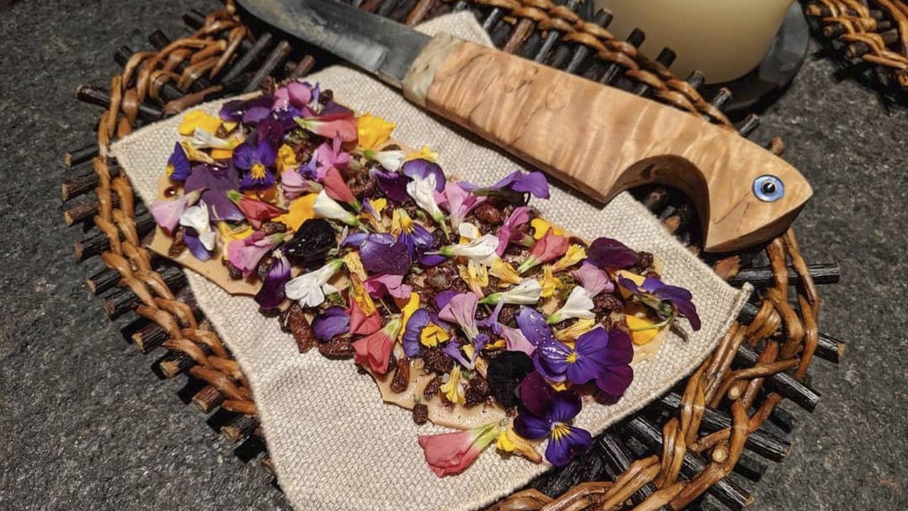 BONITO E EXÓTICO - Sobremesa preparada pela equipe do Noma (à dir.), de Copenhague: chocolate branco artesanal com larvas de abelha grelhadas e caramelizadas, cera de abelha, pó de alcaçuz e flores comestíveis -