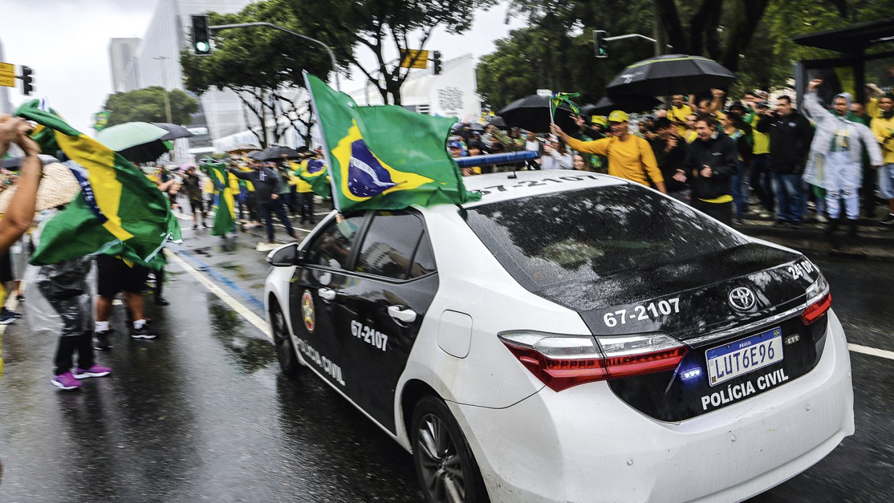 CONFRATERNIZAÇÃO - Protesto no Rio de Janeiro: veículo da Polícia Civil leva bandeira do Brasil em ato antidemocrático -